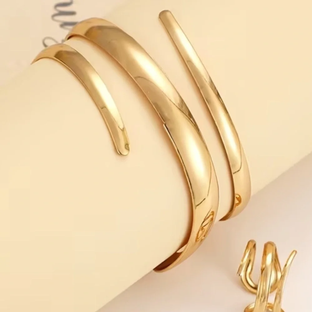 2 pieces Elegant Gold-Tone Bangle and Ring Set. Bracelet Set